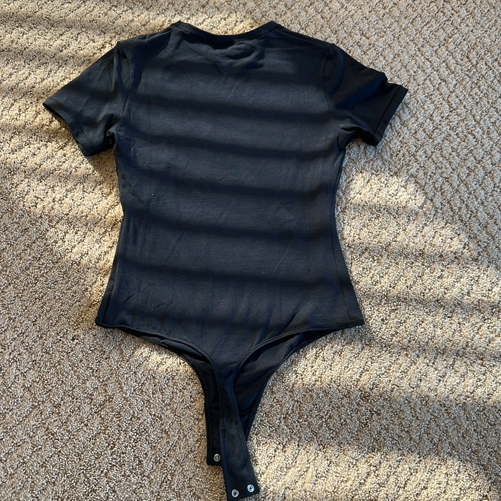 Quince - black short sleeved body suit with thing back and 2 snap closure. - Picture 3 of 3